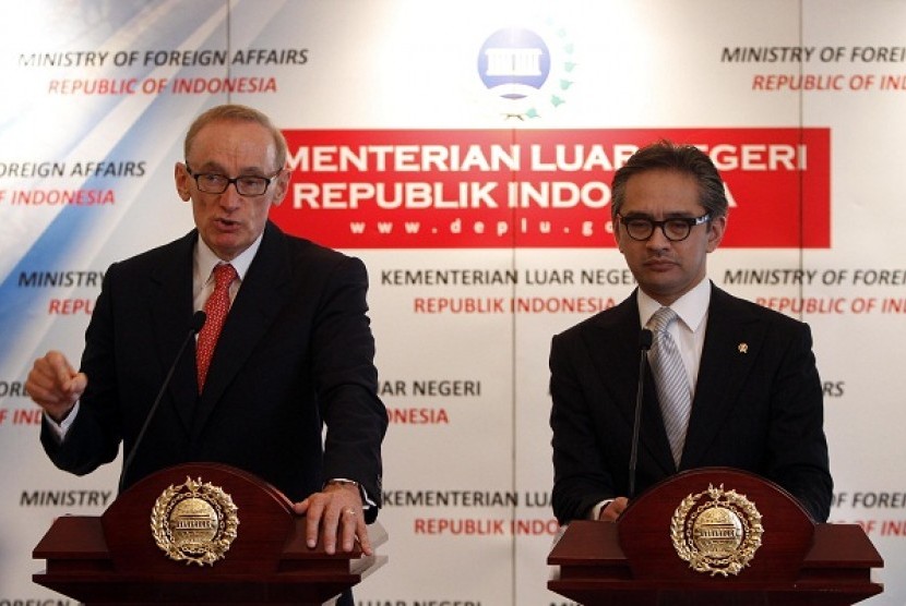 Australian Foreign Minister Bob Carr (left) and Indonesian Foreign Minister, Marty Natalegawa, talk to media person in Jakarta, on Monday.