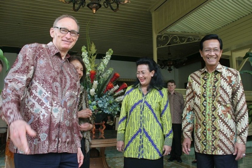 Australian Foreign Minister, Bob Carr (left) visits Governor of Special Region of Yogyakarta, Sultan Hamengkubuwono X (right) in Yogyakarta on Sunday.    
