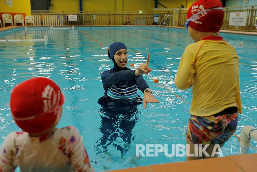 Australian muslim swimming instructor Fadila Chafic wears her full-length 