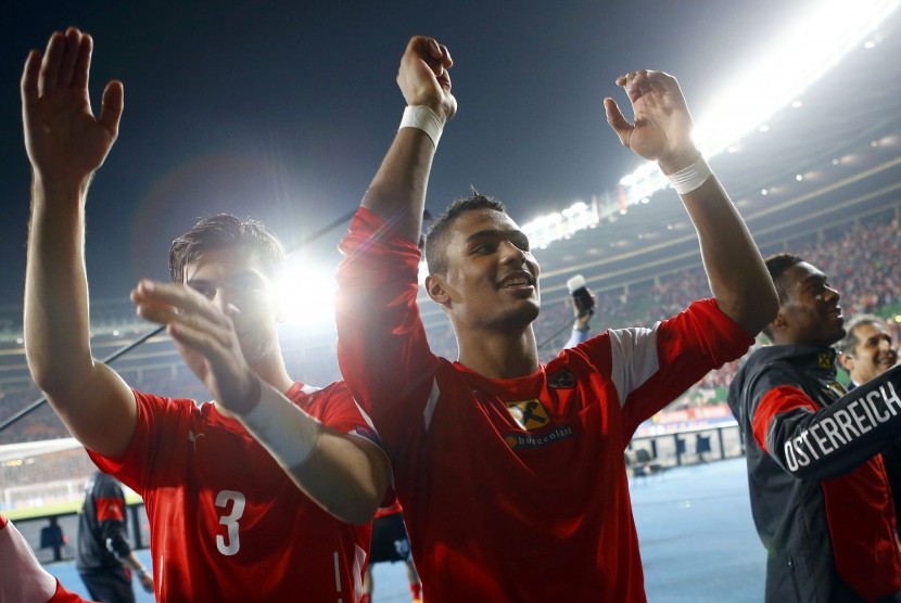 Austria's Aleksandar Dragovic (L) and Rubin Okotie celebrate after their Euro 2016 group G qualifying match against Montenegro in Vienna October 12, 2014