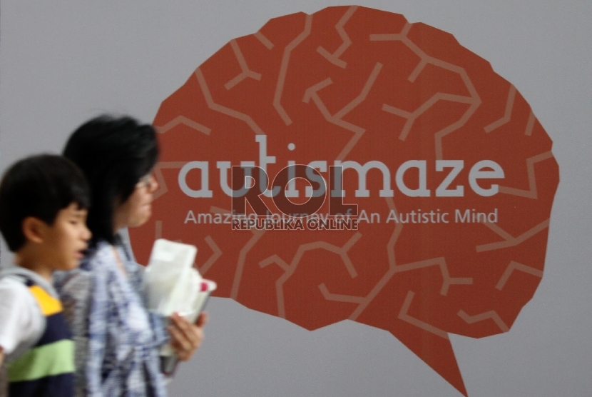 Autimaze: Anak autis dan ibunya melintas di poster Autimaze dalam kampanye peduli anak autis yang bertema 'Autismaze' di epicentrum walk, Jakarta, Sabtu (28/9). Dalam kampanye bertema 'Autismaze' ini untuk meningkatkan kepedulian masyarakat terhadap anak p
