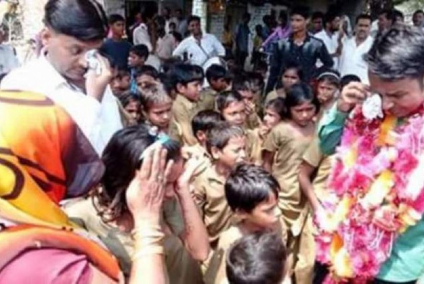 Avanish Yadav, di antara muridnya dan warga desa Uttar Pradesh, India