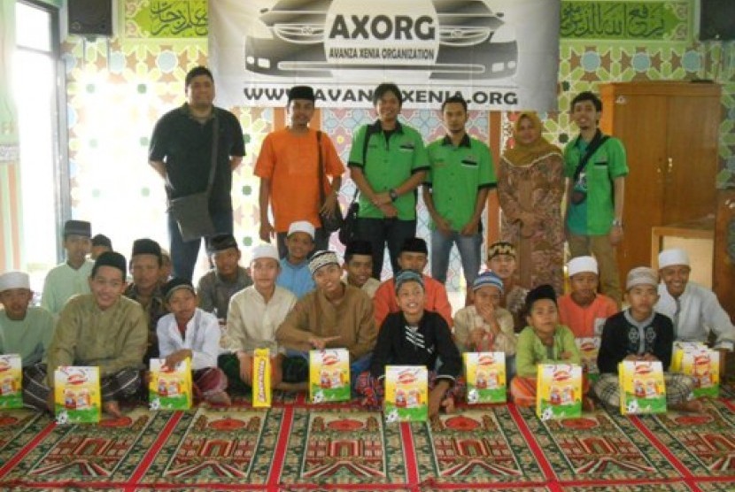 Avanza Xenia Organization (AXORG) menggelar kegiatan sosial di Panti Asuhan / Pondok Pesantren Nurul Ibad.