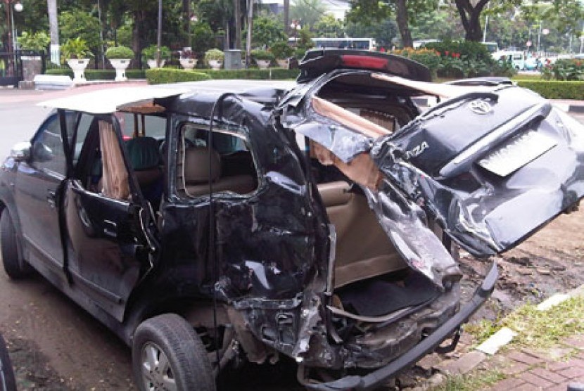 Avanza yang ringsek ditabrak kereta