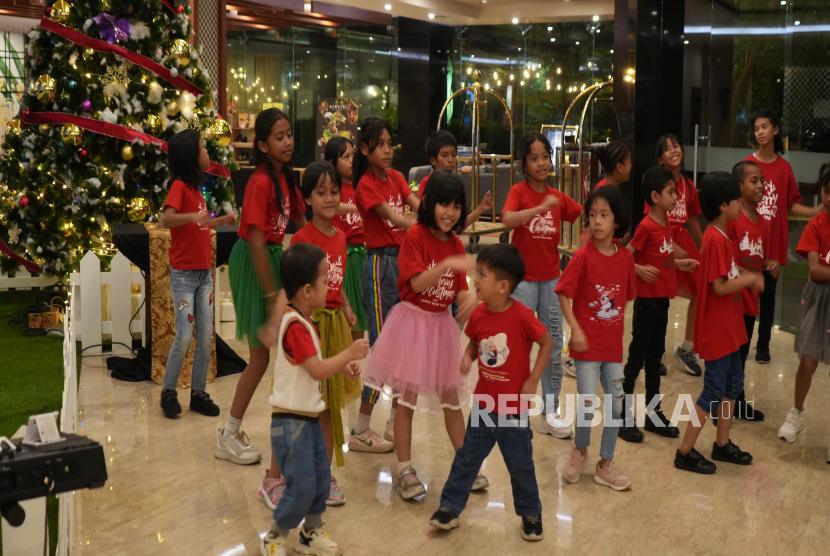 Avenzel Hotel & Convention Hadirkan Keceriaan Bagi Anak Panti Asuhan Lewat Christmas Tree Lighting