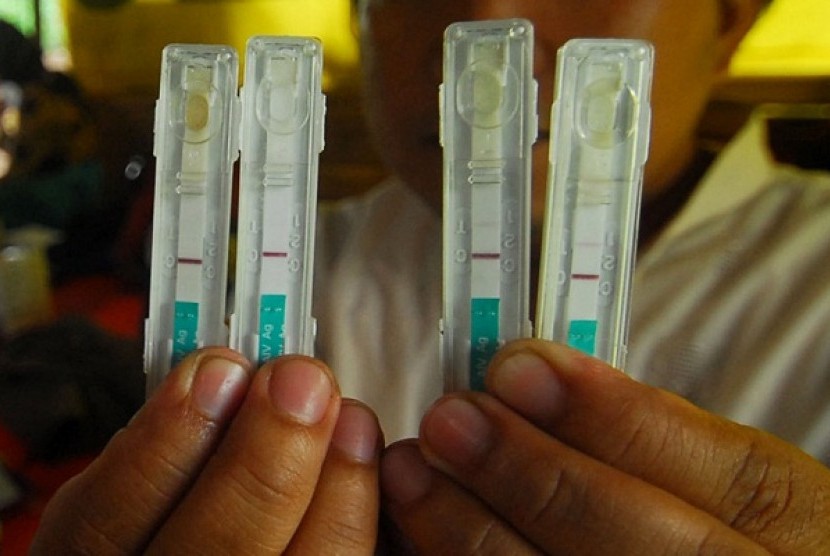 A health worker shows avian influenza vaccine during a vaccination in Banten. Indonesia will produce its own H5N1 vaccine early 2013. (illustration) 