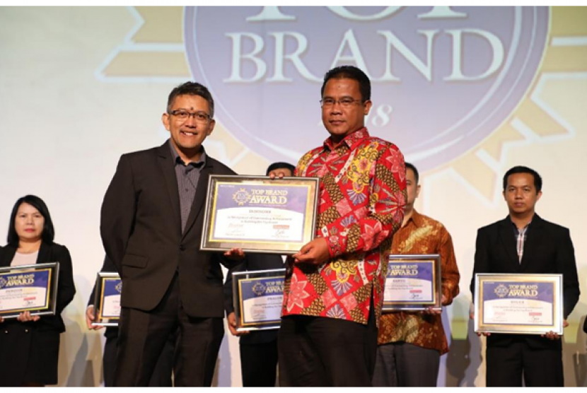 AVP Marketing Communication Telkom Mustakim Wahyudi bersama Managing Director Marketing Group Adyo Bawono saat menerima penghargaan TOP Brand Award untuk kategori Internet Service Provider Fixed Terbaik di Jakarta (20/2).