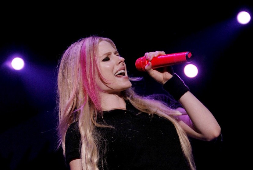 Lagu hit milik Avril Lavigne 'Sk8er Boi' dikabarkan akan diadaptasi ke dalam film (Foto: Avril Lavigne)