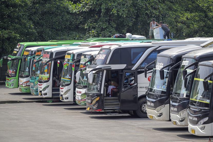 Ilustrasi. Petugas menemukan puluhan bus antarkota antarprovinsi (AKAP) di Terminal Pulo Gebang, Jakarta Timur, tidak layak jalan menjelang arus mudik Lebaran 2022. 