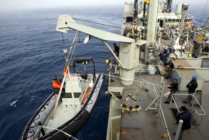 Sebah perahu dari kapal Angkatan Laut Australia HMAS Success, menyelidiki penampakan objek yang diduga berasal dari puing-puing di Samudera Hindia Selatan, Selasa (25/3).  (Reuters)