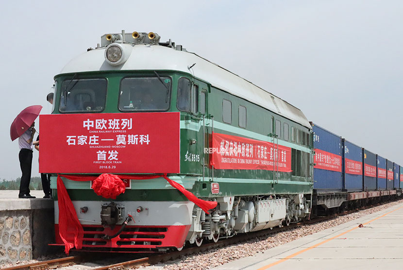 Rusia Hentikan Layanan Kereta Api ke China. Awak kereta api logistik Shijiazhuang-Moskow bersiap melakukan perjalanan perdana dari Stasiun Gao Yi, Shijiazhuang, China, menuju Stasiun Vorsino di Moskow, Rusia.