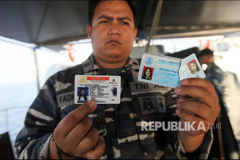 Awak KRI Kobra 867 Letnan Satu Fadhillah menunjukkan kartu identitas dari tas yang ditemukan di lokasi jatuhnya pesawat Lion Air JT 610 di perairan Laut Jawa, Senin (29/10) 