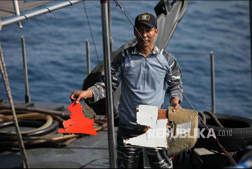 Awak KRI Kobra 867 menunjukan serpihan sisa pesawat Lion Air JT 610 di lokasi jatunya pesawat di perairan Laut Jawa, Senin (29/10) 