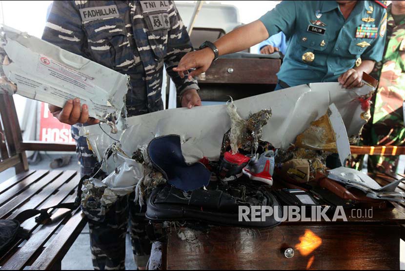 Awak KRI Kobra 867 menunjukkan serpihan pesawat di lokasi jatuhnya pesawat Lion Air JT 610 di perairan Laut Jawa, Senin (29/10) 