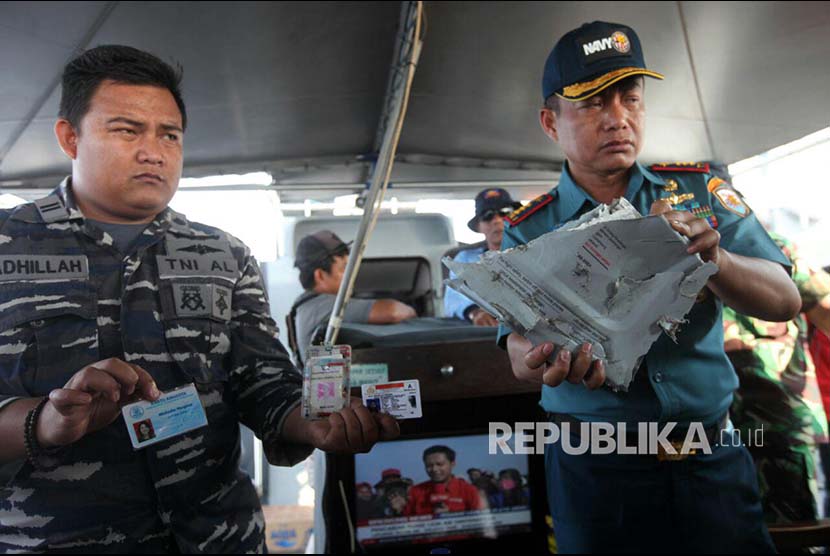  Dansatrol Lantamal III Jakarta, Kolonel Laut Salim (kanan), menunjukkan benda temuan di lokasi jatuhnya pesawat Lion Air JT-610 di perairan Laut Jawa, Senin (29/10). 