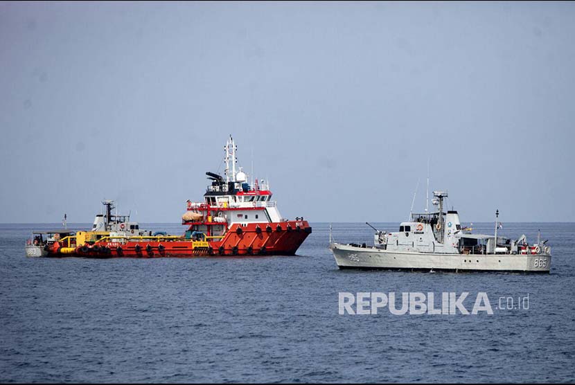 Awak KRI Tenggiri 865 dan Kapal Tunda Pertamina menyusuri lokasi jatuhnya pesawat Lion Air JT 610 di perairan Laut Jawa, Senin (29/10) 