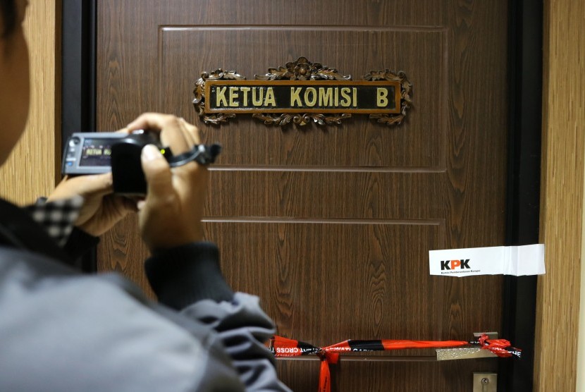 Awak media mengabadikan pintu masuk ruang Komisi B DPRD TK I Jatim yang disegel oleh Komisi Pemberantasan Korupsi (KPK), Surabaya, Jawa Timur, Senin (5/6).