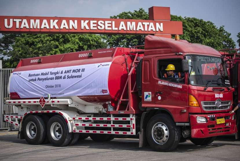 Awak Mobil Tangki (AMT) berada di mobil tangki yang akan mendistribusikan BBM dan Avtur menuju ke Sulawesi, di Terminal Bahan Bakar Minyak (TBBM) Plumpang, Jakarta, Selasa (2/10). 