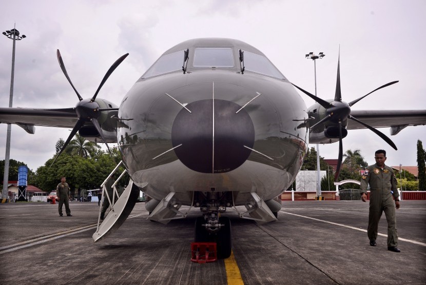 Awak pesawat melakukan pemeriksaan rutin sebelum terbang di BandaraSam Ratulangi, Manado, Sulawesi Utara, Rabu (18/5).