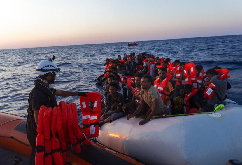 Awak Sea-Watch 3 membagikan jaket pelampung kepada 108 orang di sebuah kapal yang mengalami kesulitan di Mediterania tengah pada Sabtu, 23 Juli 2022. Kapal-kapal di Laut Mediterania telah menyelamatkan lebih dari 1.100 orang yang berjuang untuk mencapai Eropa dengan kapal penyelundup yang reyot dan ditemukan lima tubuh. Penjaga Pantai Italia mengatakan hari Minggu bahwa kapal-kapal Italia menemukan mayat-mayat itu pada hari Sabtu ketika mereka menyelamatkan 674 orang yang berkemas di sebuah kapal penangkap ikan yang terombang-ambing di Mediterania di lepas pantai Libya.
