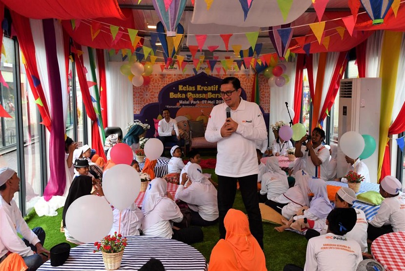 Awali Ramadhan, PT Pelabuhan Indonesia II (Persero)/IPC mengajak puluhan anak yatim piatu buka puasa bersama. Kegiatan ini berlangsung di Function Room Halal Park, Senayan, Selasa (7/5). 