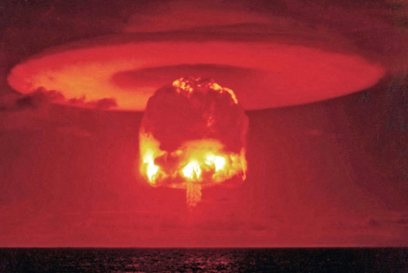 Awan berbentuk jamur hasil uji coba bom hidrogen AS di Bikini Atoll di Kepulauan Marshall.
