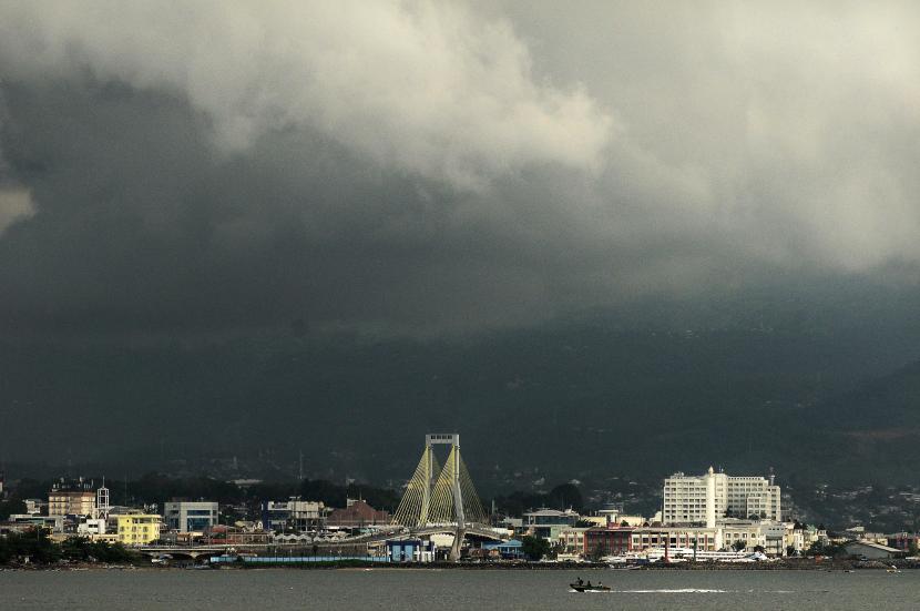Awan gelap menggelayut di atas kota Manado, Sulawesi Utara, Kamis (27/5/2021). BMKG Perkirakan Sulut Alami Cuaca Ekstrem 7-9 Februari