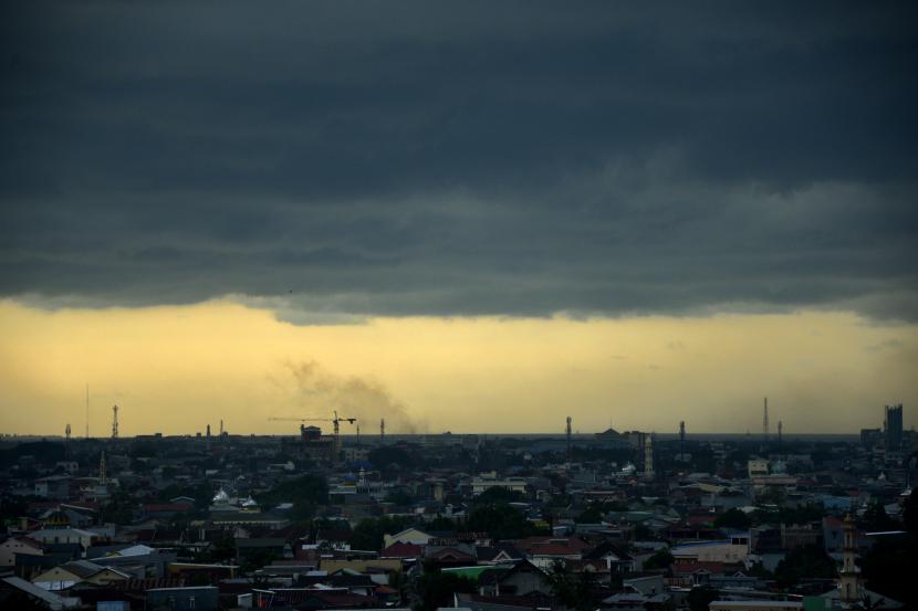 Awan gelap menyelimuti langit kota Makassar, Sulawesi Selatan, Senin (9/11/2020). Sulbar Masuk Puncak Musim Hujan, BMKG Minta Warga Waspada Bencana