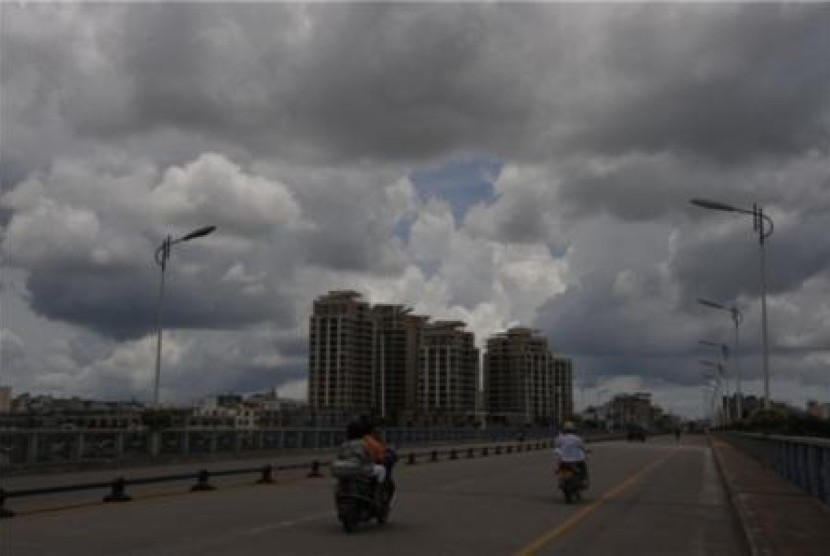 Awan gelap menyelimuti wilayah Hainan, Cina Selatan, sebagai pertanda topan tropis Jebi.