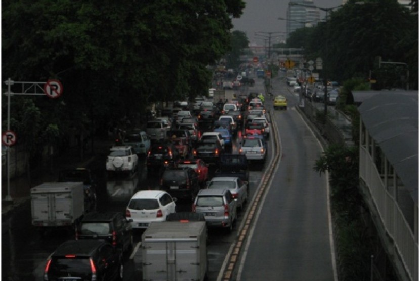 Awan gelap terlihat di kawasan Jakarta di pagi hari 