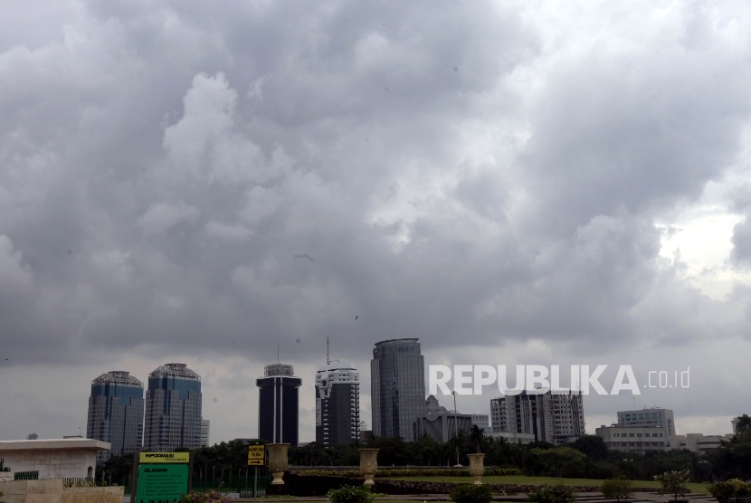   Awan hitam menggantung di langit Jakarta. 