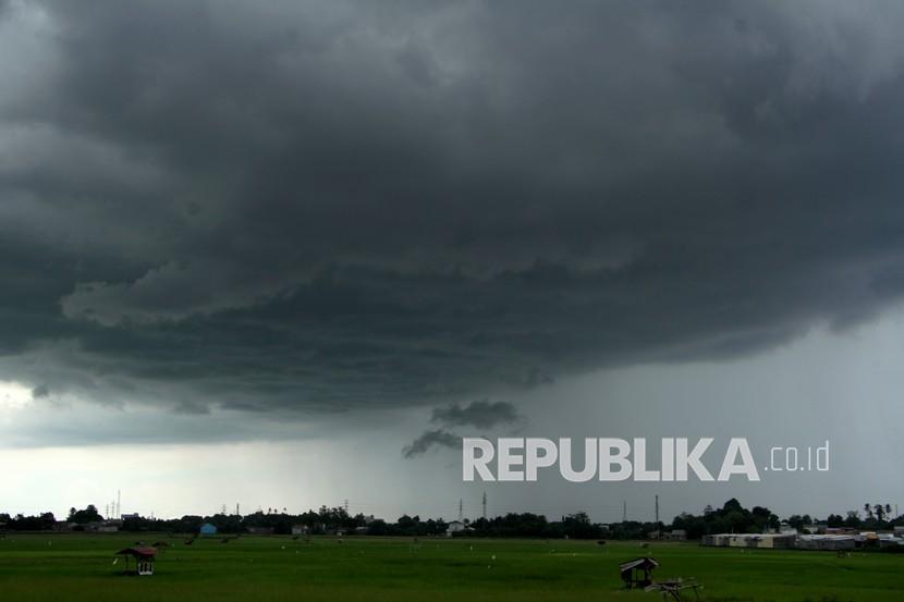 Badan Meteorologi Klimatologi dan Geofisika (BMKG) mengimbau masyarakat di sebagian wilayah Jawa Tengah khususnya pegunungan tengah Jateng dan bagian barat Jateng untuk mewaspadai potensi terjadinya cuaca ekstrem pada 22 dan 23 Juli 2022. (ilustrasi)
