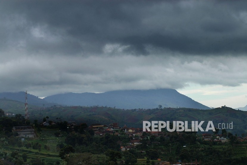 Awan hitam menggelayut di atas kawasan Bandung Utara, Senin (3/10). Dengan tingginya curah hujan saat ini, masyarakat khususnya yang tinggal diperbukitan agar waspada. (Republika/Edi Yusuf)