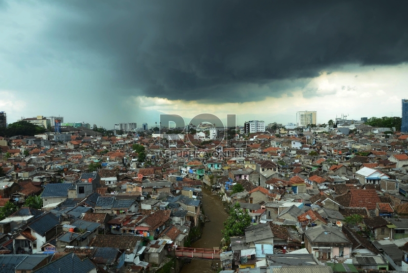 Awan hitam menggelayut pertanda akan turun hujan.