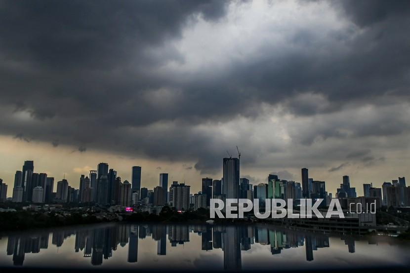 Awan hitam menyelimuti langit Jakarta, Kamis (4/11/2021). Badan Meteorologi, Klimatologi, dan Geofisika (BMKG) mengeluarkan peringatan dini potensi curah hujan disertai angin kencang pada Sabtu (5/3/2022) siang hingga sore.