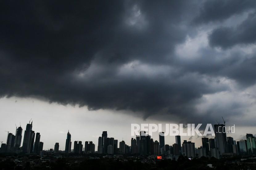 Awan hitam menyelimuti langit Jakarta. Badan Meteorologi, Klimatologi, dan Geofisika (BMKG) mengeluarkan peringatan dini potensi curah hujan yang tinggi dan berpotensi menimbulkan bencana hidrometeorologis di sejumlah daerah akibat adanya fenomena La Nina.