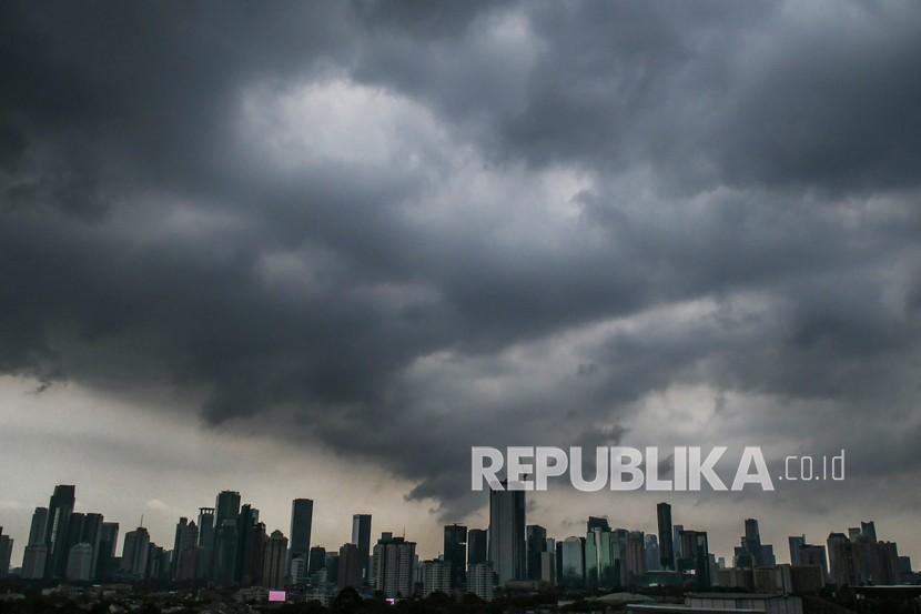 Awan hitam menyelimuti langit Jakarta. Badan Meteorologi, Klimatologi, dan Geofisika (BMKG) mengeluarkan peringatan dini potensi curah hujan yang tinggi dan berpotensi menimbulkan bencana hidrometeorologis di sejumlah daerah akibat adanya fenomena La Nina yang di prediksi akan berlangsung dari akhir tahun hingga Februari 2022. (ilustrasi)