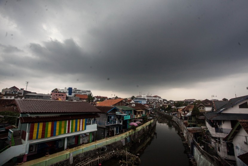 Awan hitam menyelimuti langit perkotaan. Badan Meteorologi, Klimatologi dan Geofisika (BKMG) meminta masyarakat untuk waspada terhadap peningkatan curah hujan di beberapa wilayah di Indonesia.