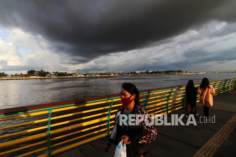 Awan hitam menyelimuti sebagian langit di tepian Sungai Kapuas di Pontianak, Kalimantan Barat, Jumat (20/11/2020). Hujan Lebat Diprakirakan Guyur Sejumlah Provinsi di Indonesia Hari Ini