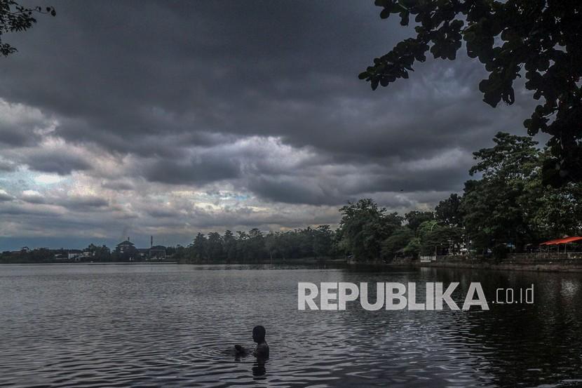 Badan Penanggulangan Bencana Daerah (BPBD) Pemkab Pamekasan di Pulau Madura, Jawa Timur, pada Sabtu (1/10/2022) malam menyampaikan peringatan dini potensi cuaca buruk berupa hujan deras disertai angin kencang di wilayah itu. (ILUSTRASI)