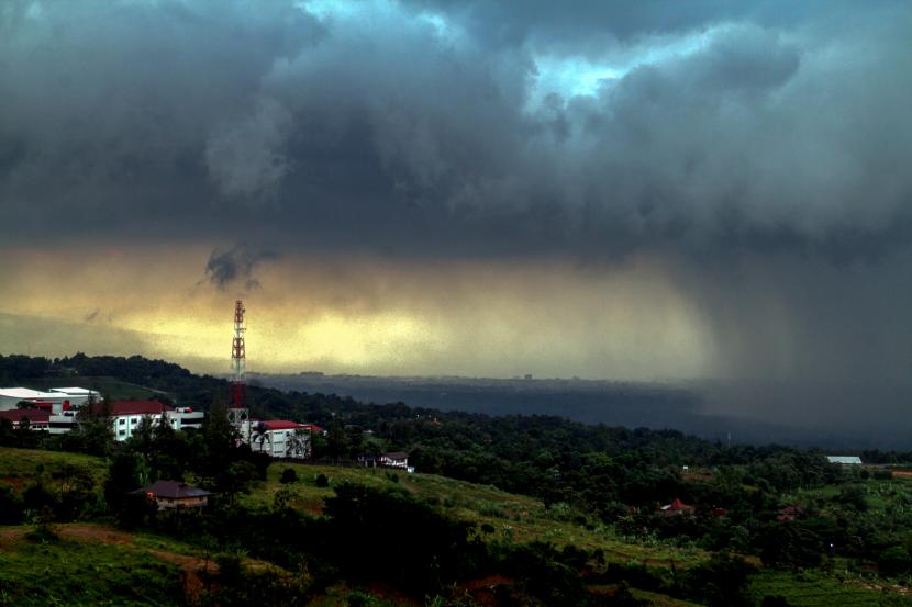 Awan mendung di kawasan Sentul, Kabupaten Bogor, Jawa Barat , Ahad (4/9/2022). Badan Meteorologi, Klimatologi, dan Geofisika (BMKG) mengungkapkan prakiraan musim hujan 2022 akan muncul lebih awal dibandingkan biasanya, diprakirakan awal musim hujan di Indonesia akan terjadi pada bulan September hingga November 2022 dengan puncak musim hujan terjadi bulan Desember 2022 dan Januari 2023. 