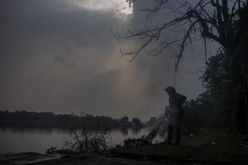 Awan mendung di kawasan Situ Cikaret, Cibinong, Kabupaten Bogor, Jawa Barat, Senin (29/8/2022). Cuaca Hari Ini: Hujan Lebat Berpeluang Terjadi di Sebagian Besar Provinsi