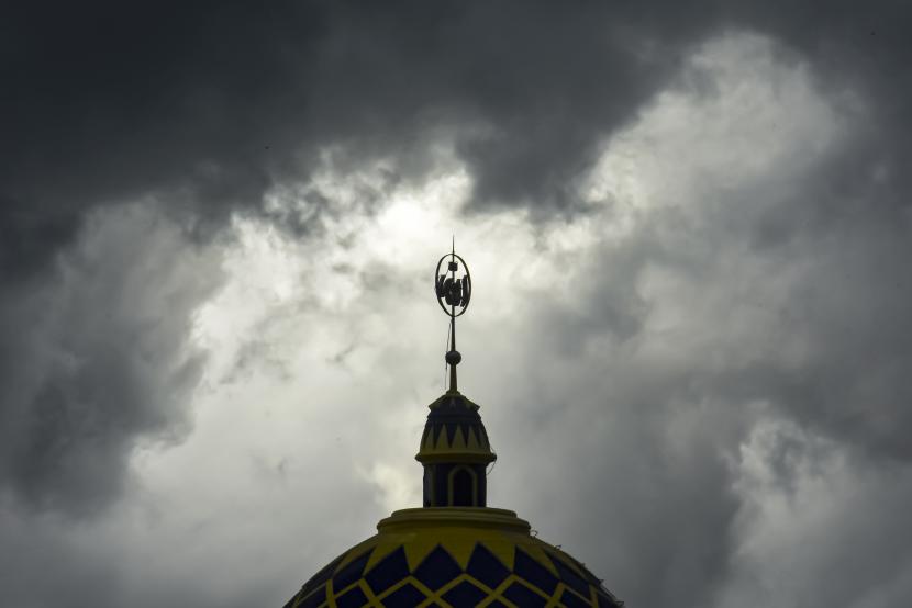 Awan mendung menyelimuti langit di Kota Mataram, NTB, Jumat (8/4/2022).
