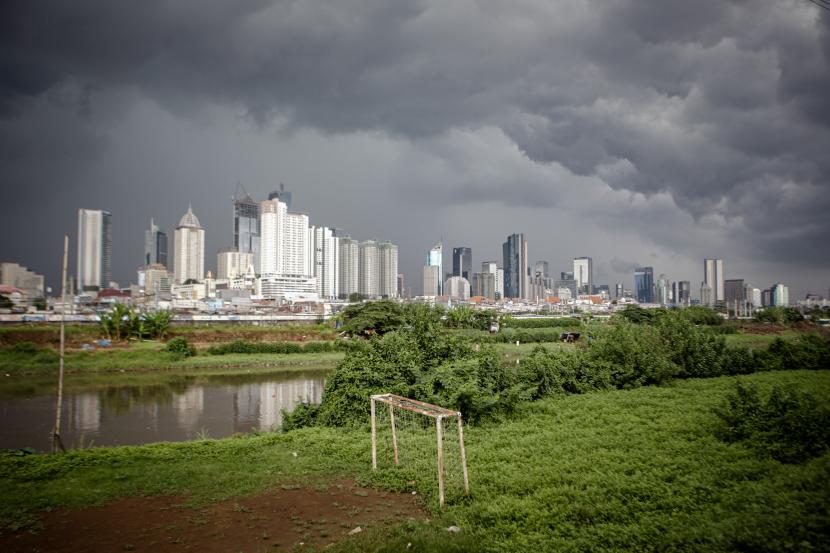 Awan mendung menyelimuti langit Jakarta, Jumat (20/5/2022). Badan Meteorologi, Klimatologi, dan Geofisika (BMKG) memprakirakan kondisi cuaca di wilayah DKI Jakarta pada Sabtu (28/5/2022), didominasi cerah berawan. 