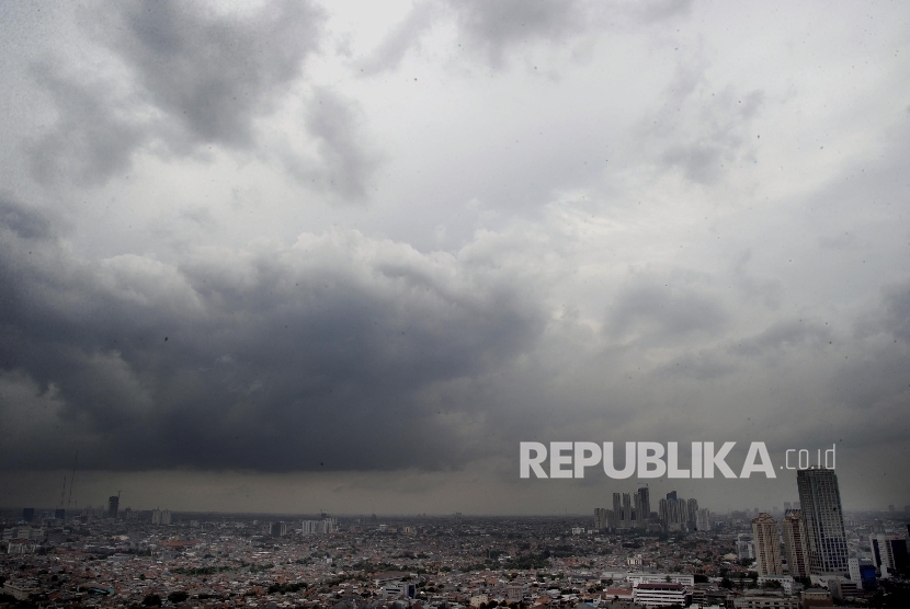 Awan mendung menyelimuti langit Jakarta, pertanda hujan segera turun.