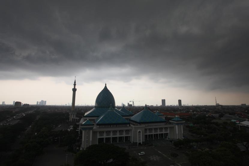 Awan mendung menyelimuti sebagian kota Surabaya, Jawa Timur, Selasa (11/10/2022). Cuaca Hari Ini: BKMG Imbau Masyarakat di Kota Besar Tanah Air Waspada Hujan