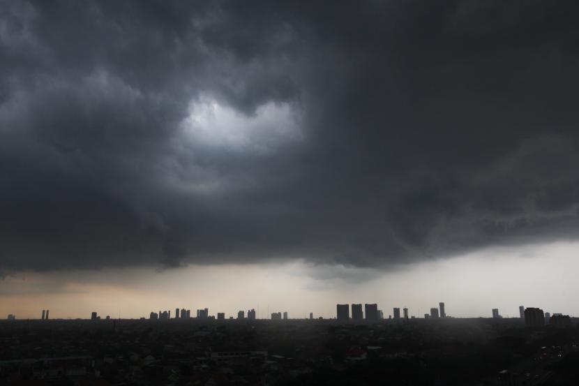 Awan mendung. KLHK  menyebut modifikasi cuaca yang dilakukan di daerah Bogor, Depok, Tangerang Selatan, hingga Jakarta Selatan berhasil memperbaiki kualitas udara.