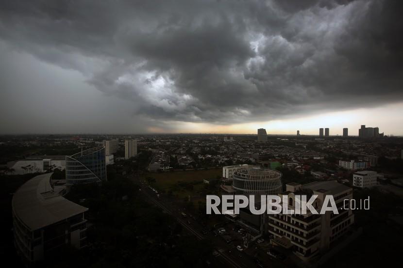 Awan mendung terlihat dari kawasan Gading Serpong dan Bumi Serpong Damai, Tangerang, Banten. Ilustrasi.