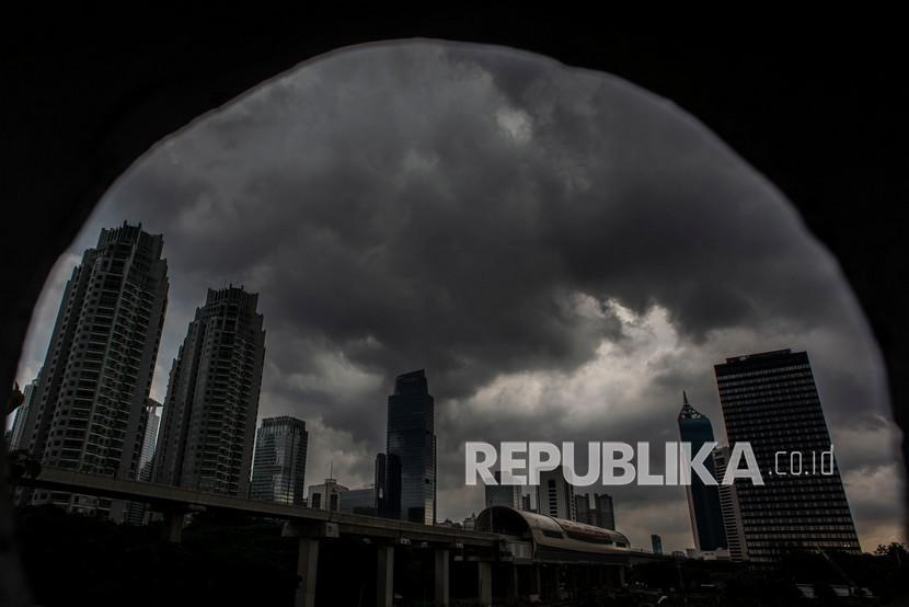 Awan mendung terlihat dari kawasan Kuningan, Jakarta Selatan, Jumat (28/1/2022). Cuaca Hari Ini: Tiga Wilayah DKI Jakarta Diperkirakan Hujan