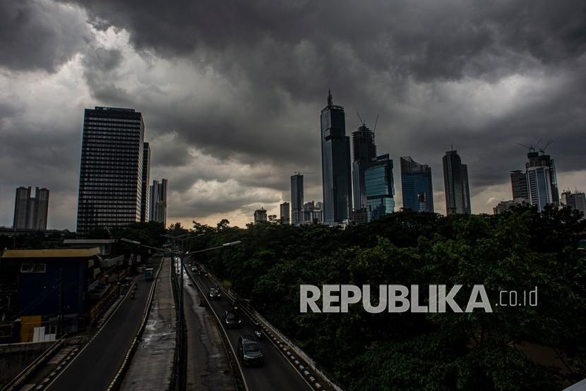 Awan mendung terlihat dari kawasan Kuningan, Jakarta Selatan. BPBD DKI Jakarta imbau warga mewaspadai potensi hujan yang dapat disertai angin. Ilustrasi.
